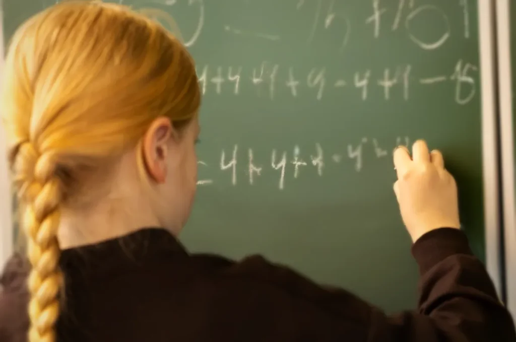 Fetele pierd startul la matematică? Radu Gologan explică de ce