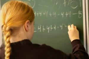 Fetele pierd startul la matematică? Radu Gologan explică de ce