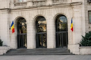 Creditorii au primit 10,7 miliarde în plus, bugetarii mai puțin. Pentru cine lucrează, de fapt, bugetul țării?